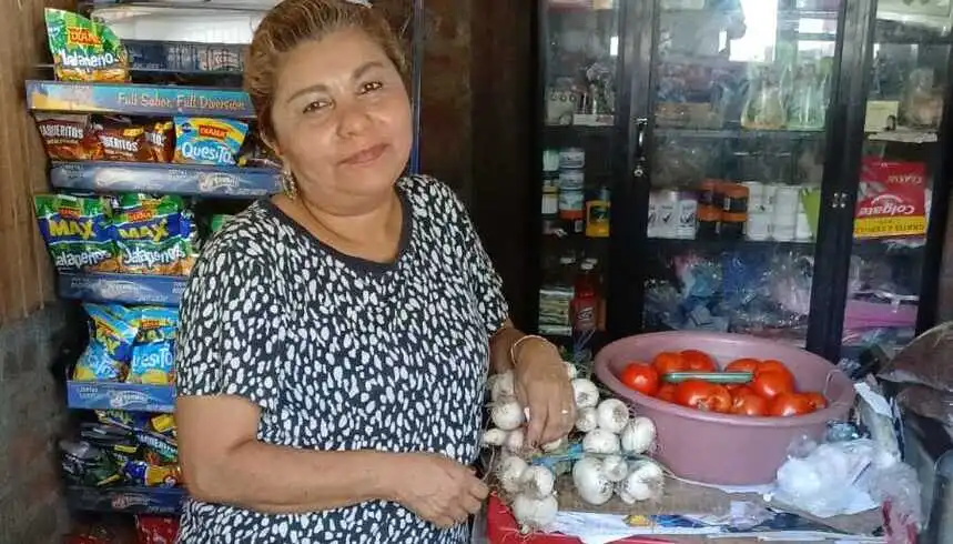Cliente feliz con productos de comercio
