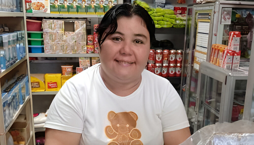 Cliente feliz con productos de servicio